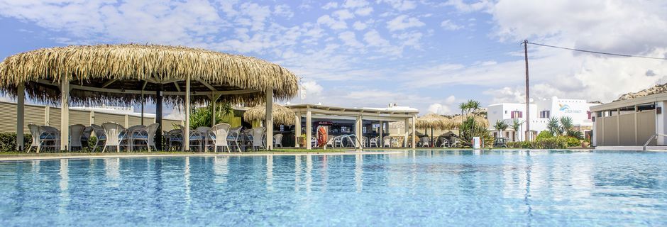 Poolområdet på hotell Plaza Beach i Agia Anna, Grekland.