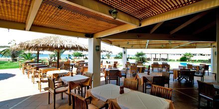 Restaurangen vid poolområdet på hotell Plaza Beach i Agia Anna, Grekland.