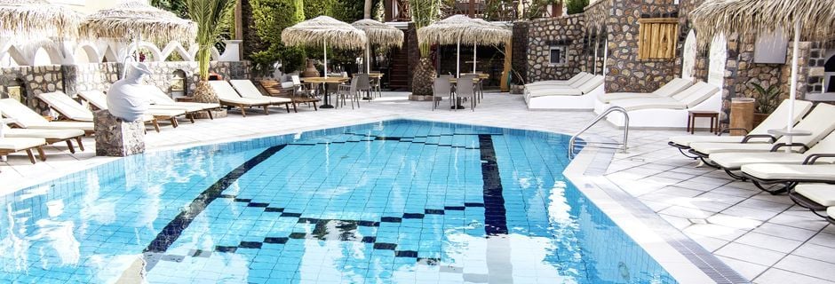 Sköna dagar spenderas vid poolen på hotell Polydefkis i Kamari, Santorini, Grekland.