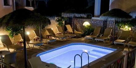 Poolområde på hotell Polydefkis i Kamari, Santorini, Grekland.