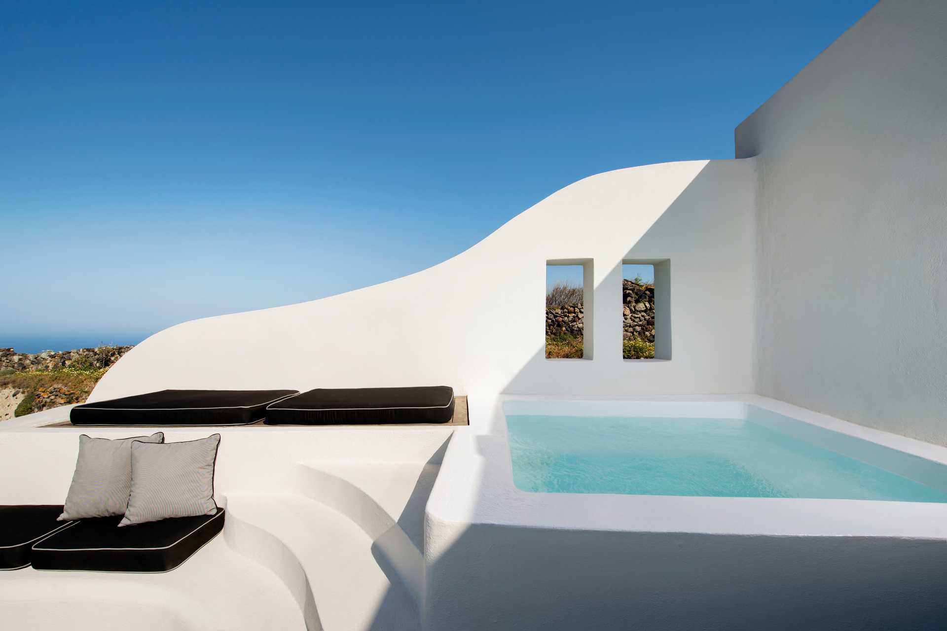 Pool i svit på Avaton Resort & Spa på Santorini, Grekland.