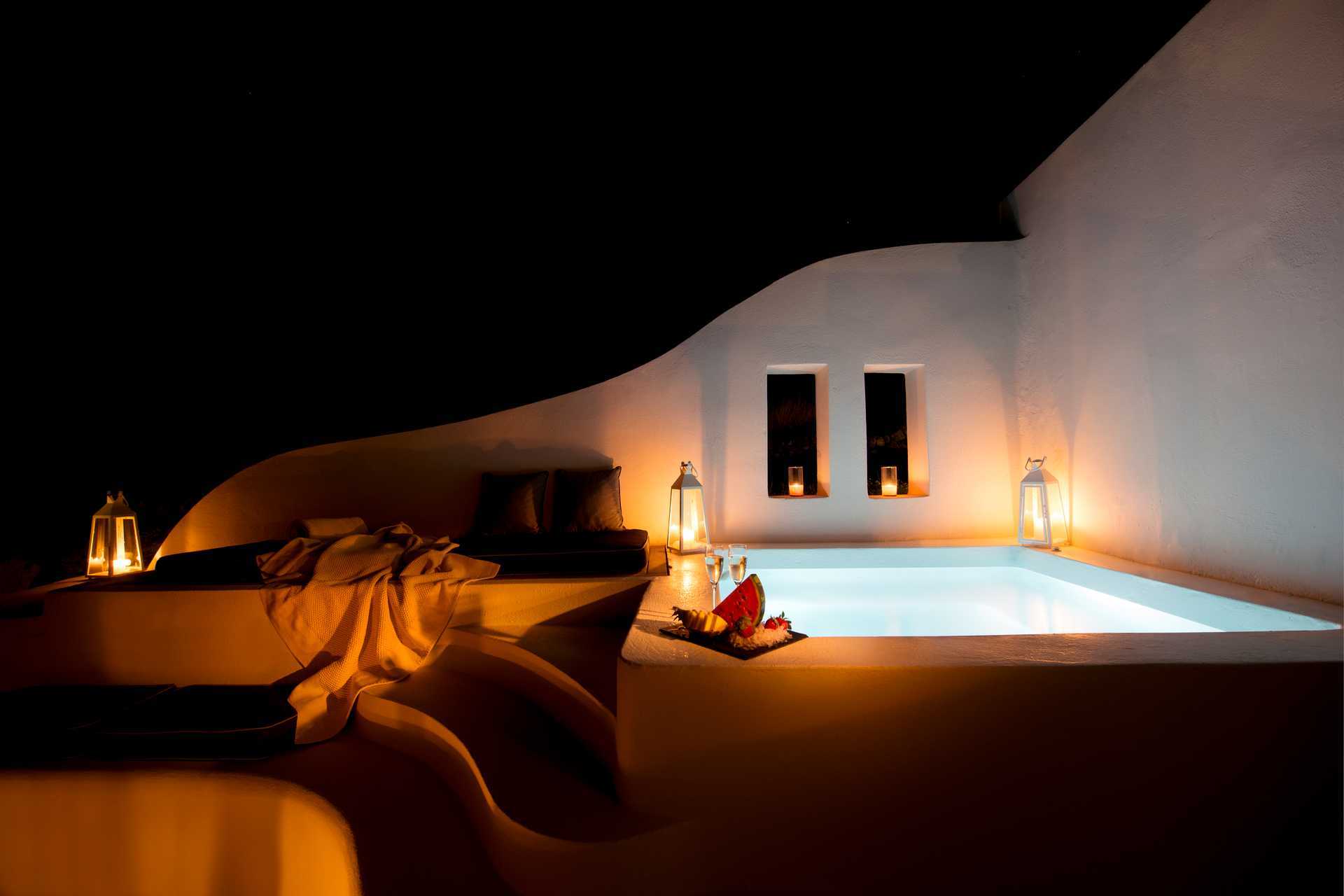 Pool i svit på Avaton Resort & Spa på Santorini, Grekland.