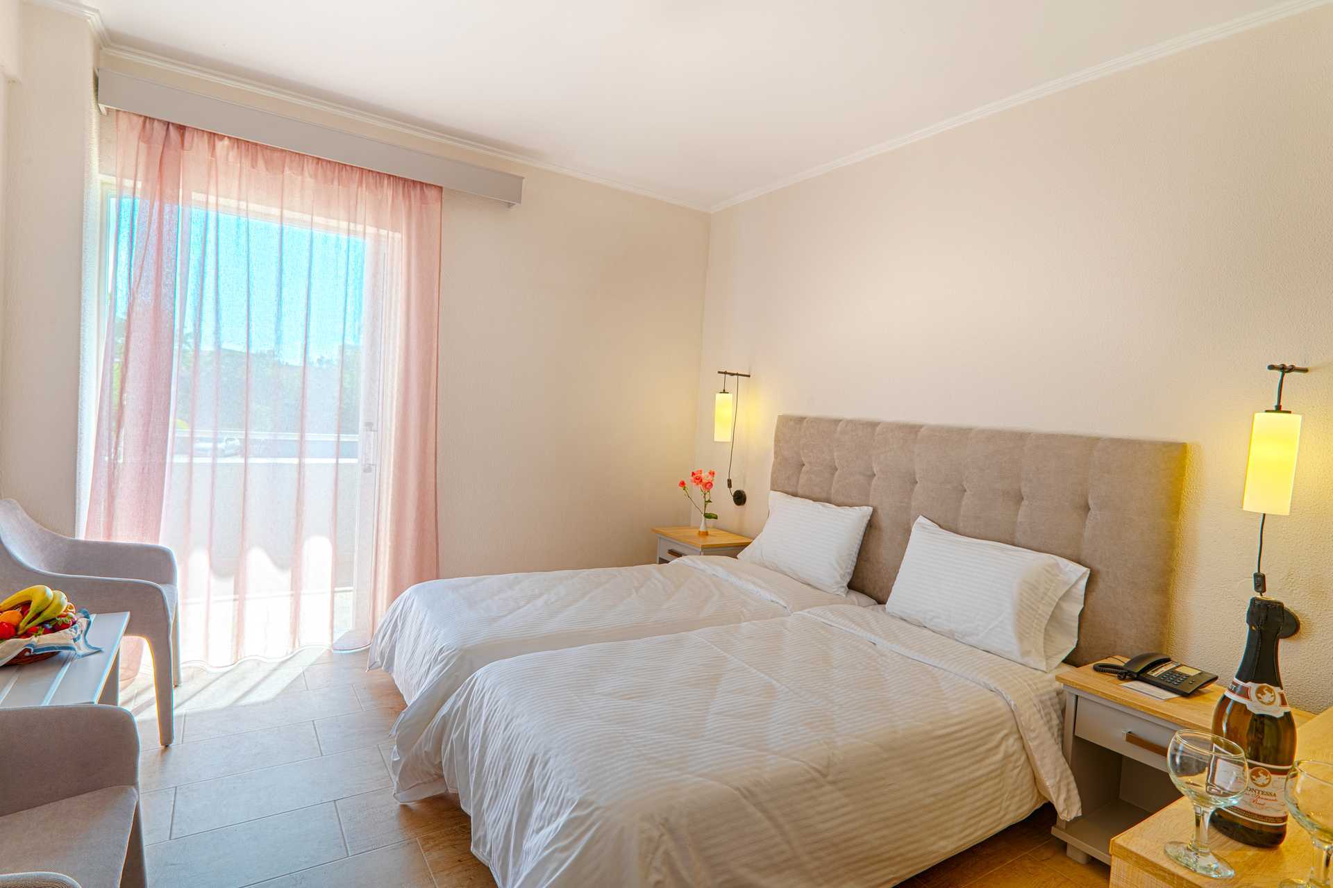 Poolområdet på hotell Livadi Nafsika i Dassia på Korfu, Grekland.