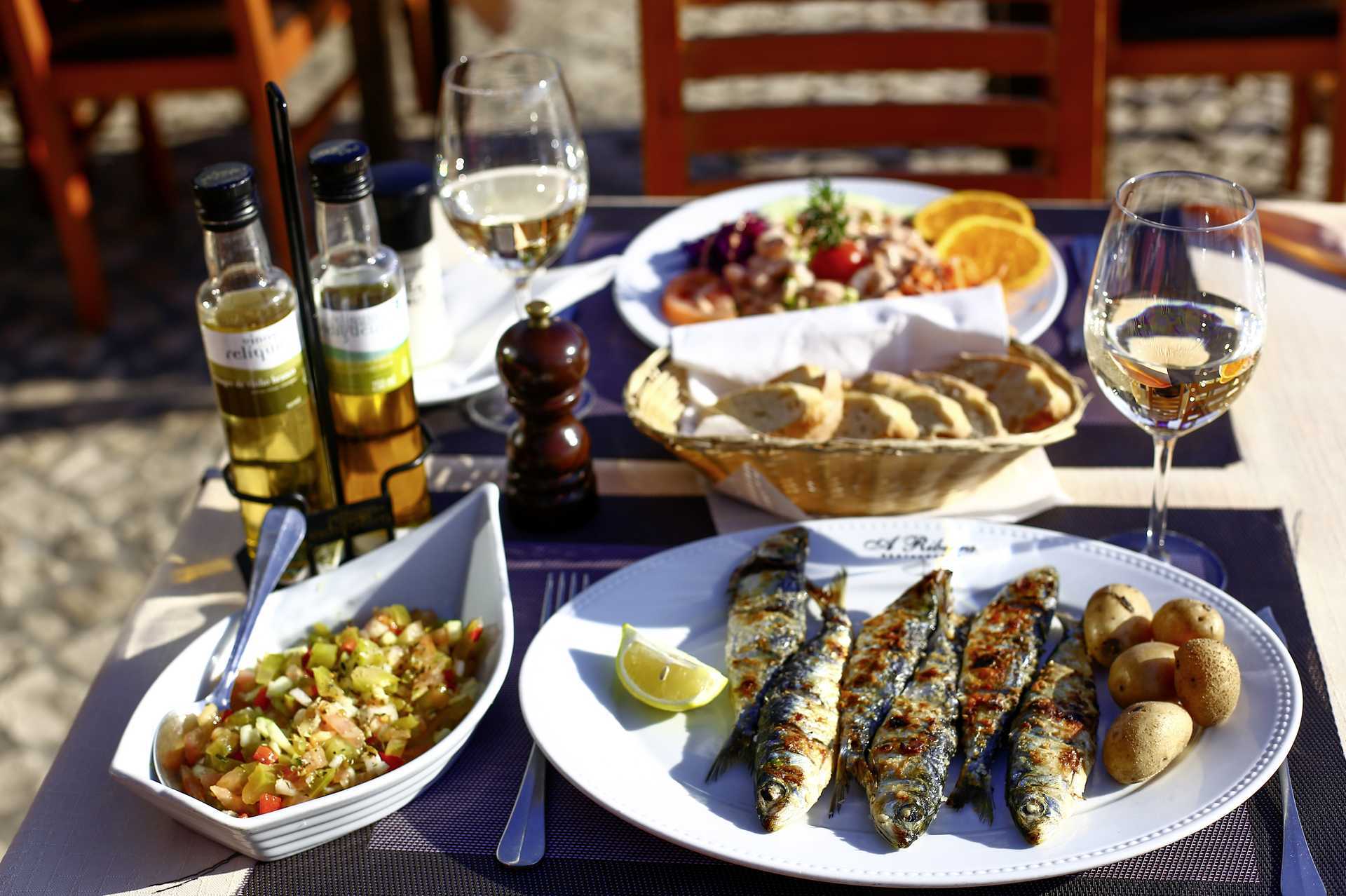 Grillade sardiner i Portimao på Algarvekusten, Portugal.