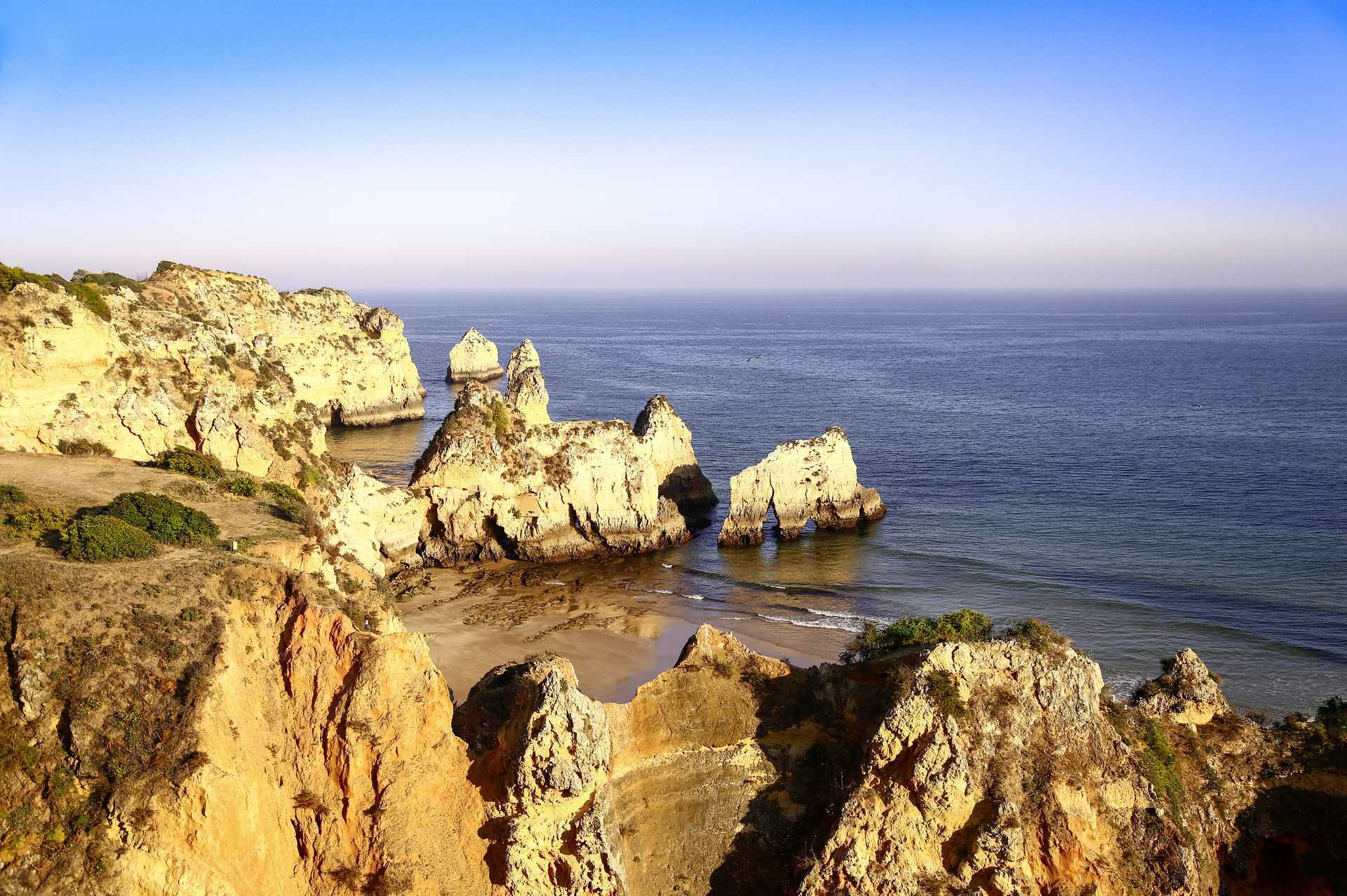 Praia dos Tres Irmas vid Portimao på Algarvekusten, Portugal.