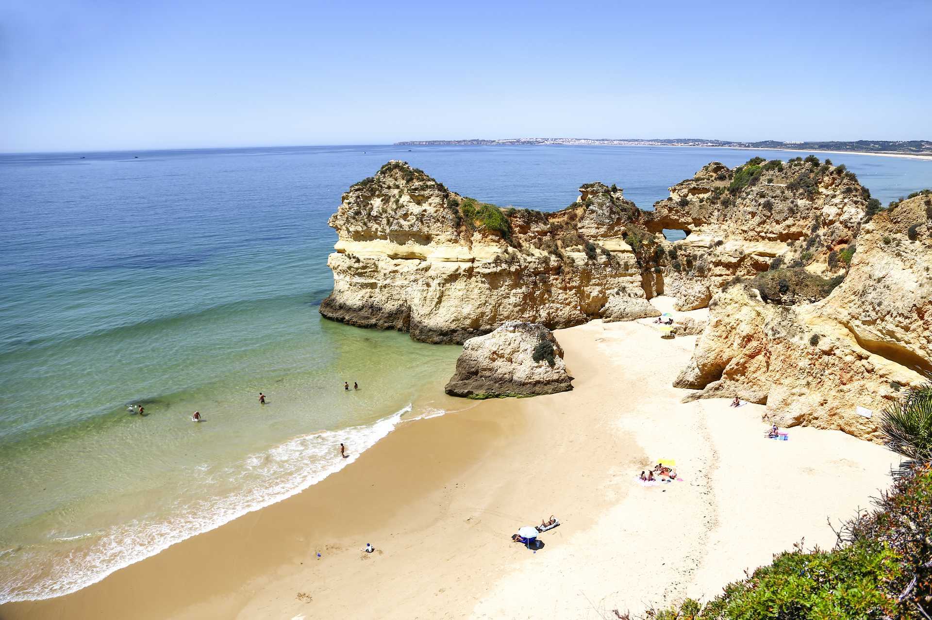 Praia dos Tres Irmas på Algarvekusten.