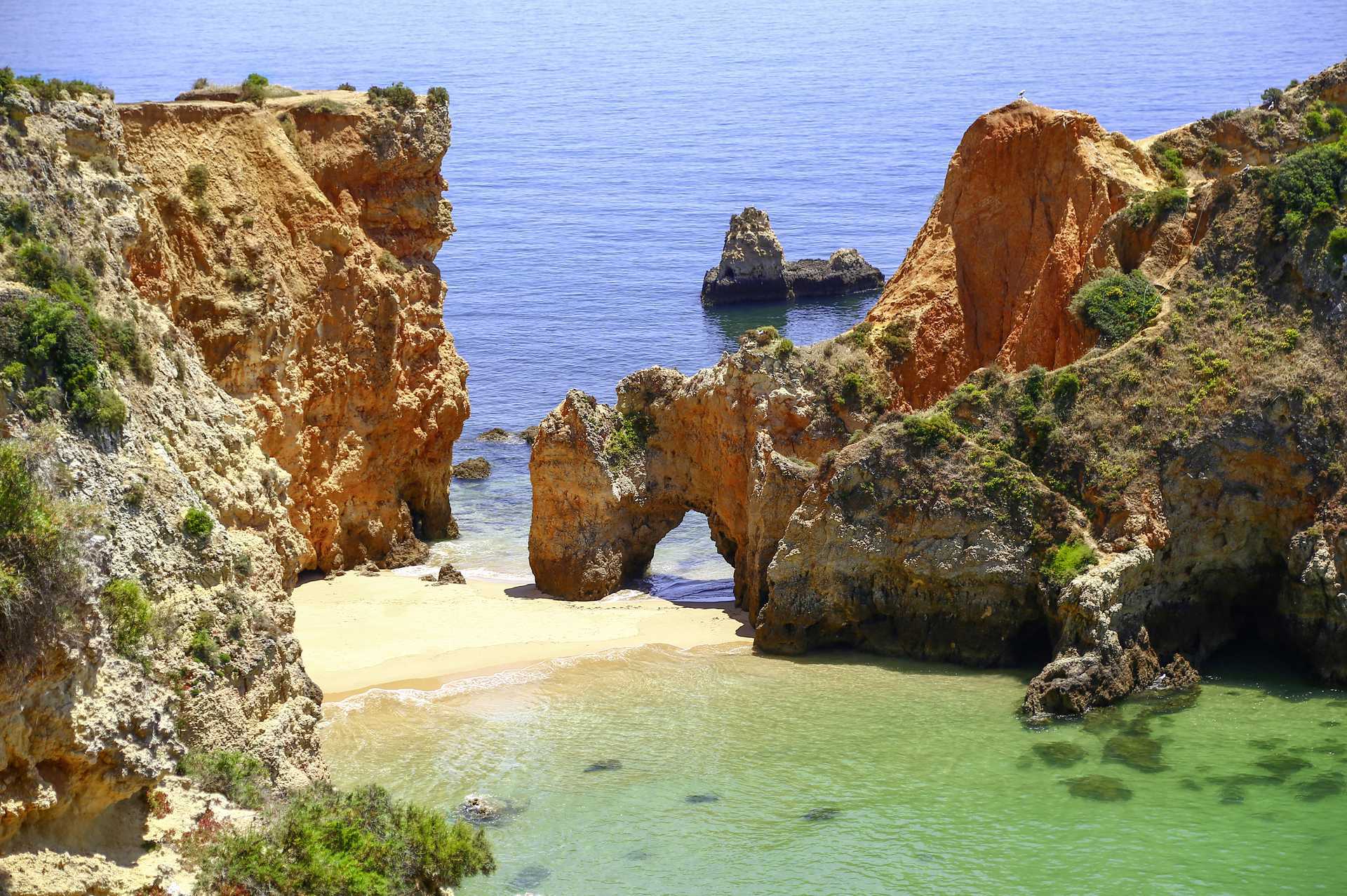 Praia de Joo de Arens vid Portimao på Algarvekusten.