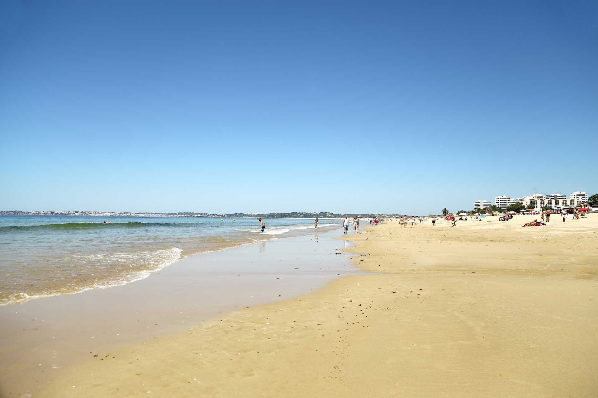 Praia dos Tres Irmas vid Portimao på Algarvekusten, Portugal.