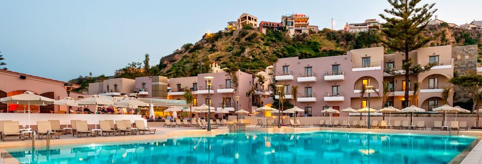 Poolområde på hotell Porto Platanias Village på Kreta.