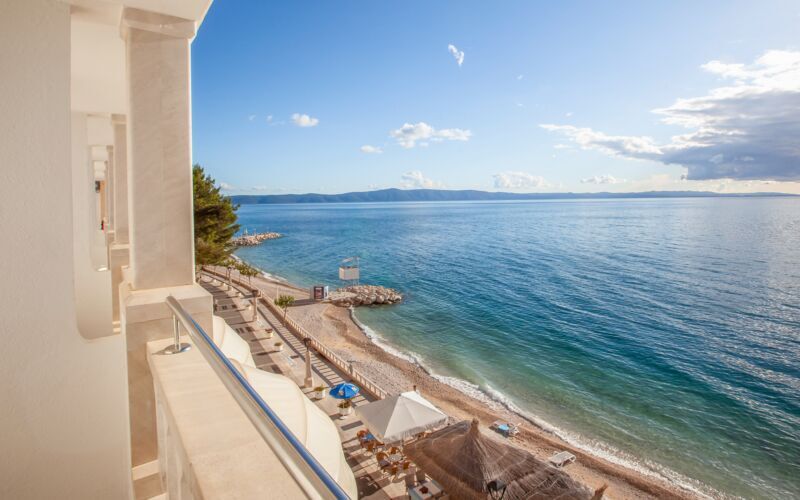 Utsikt från en av tvårumslägenheterna i etage på hotell Primordia i Podgora, Makarska Rivieran, Kroatien.
