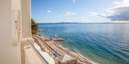 Utsikt från en av tvårumslägenheterna i etage på hotell Primordia i Podgora, Makarska Rivieran, Kroatien.