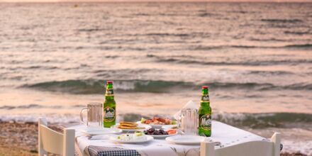 Middag på stranden i solnedgången i Psalidi på Kos, Grekland.