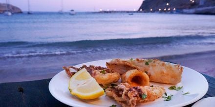 Middag med utsikt över havet i Pserimos, Grekland.