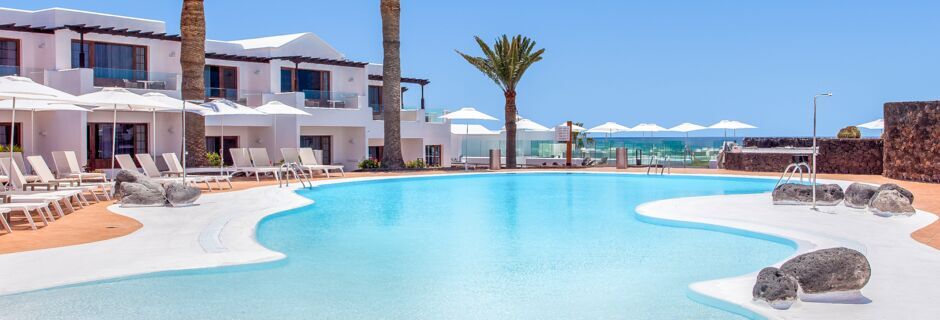 Poolområde på hotell Bahia Kontiki i Puerto del Carmen, Lanzarote.