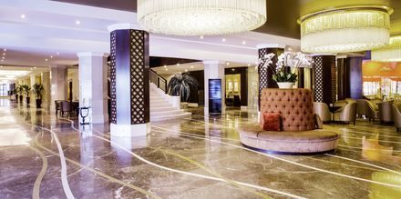 Lobby på hotell Radisson Blu Hotel & Resort Abu Dhabi Corniche i Abu Dhabi.