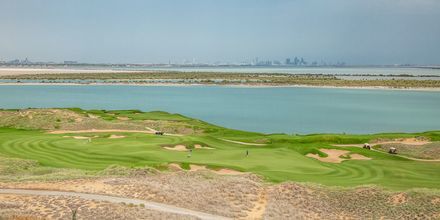 Golfbana nära hotell Radisson Blu Yas Island i Abu Dhabi.