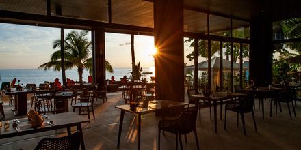 Huvudrestaurangen Sassi's Beach Club på hotell Ramada Resort Khao Lak i Thailand.