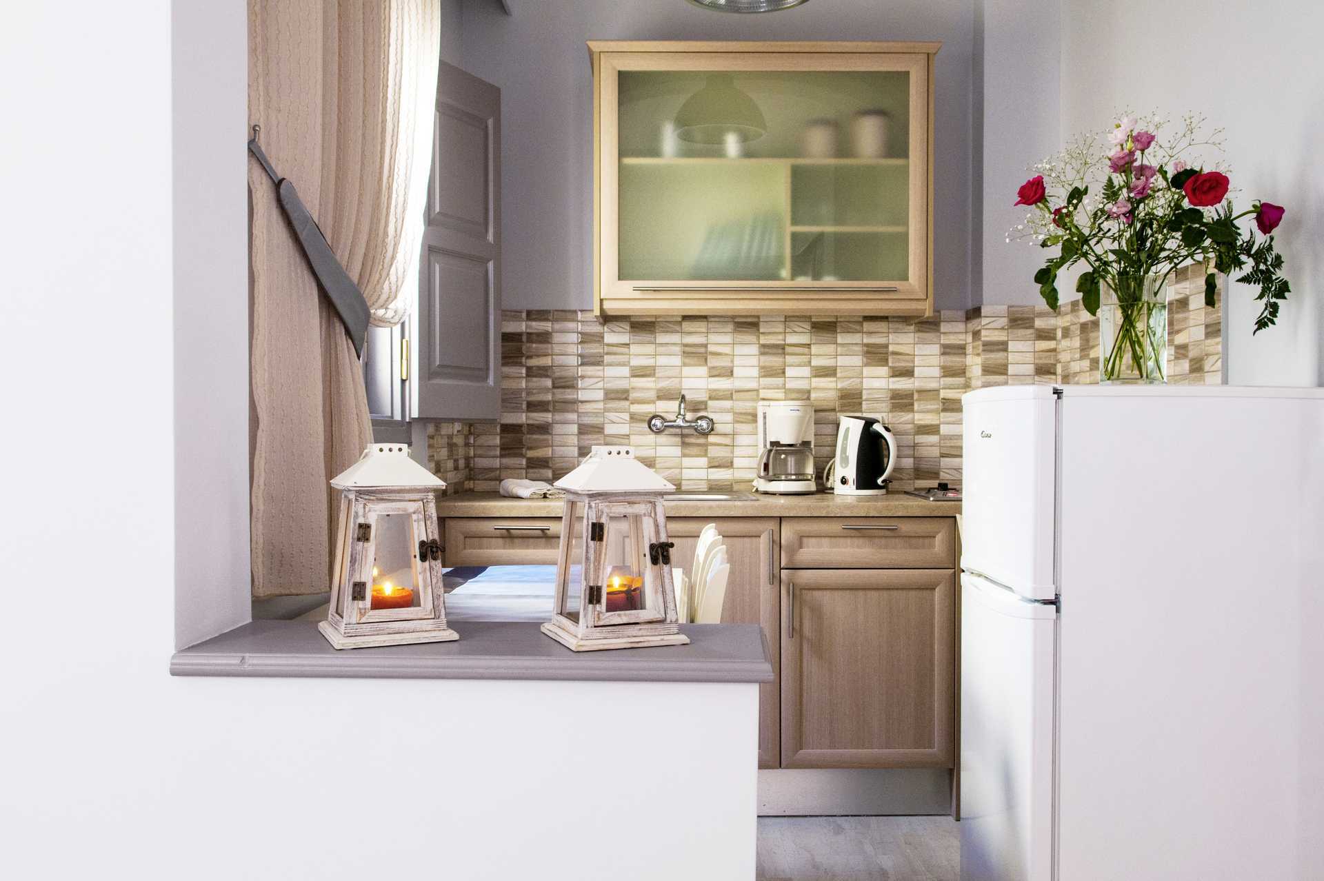 Renoverad tvårumslägenhet på hotell Polydefkis i Kamari, Santorini, Grekland.