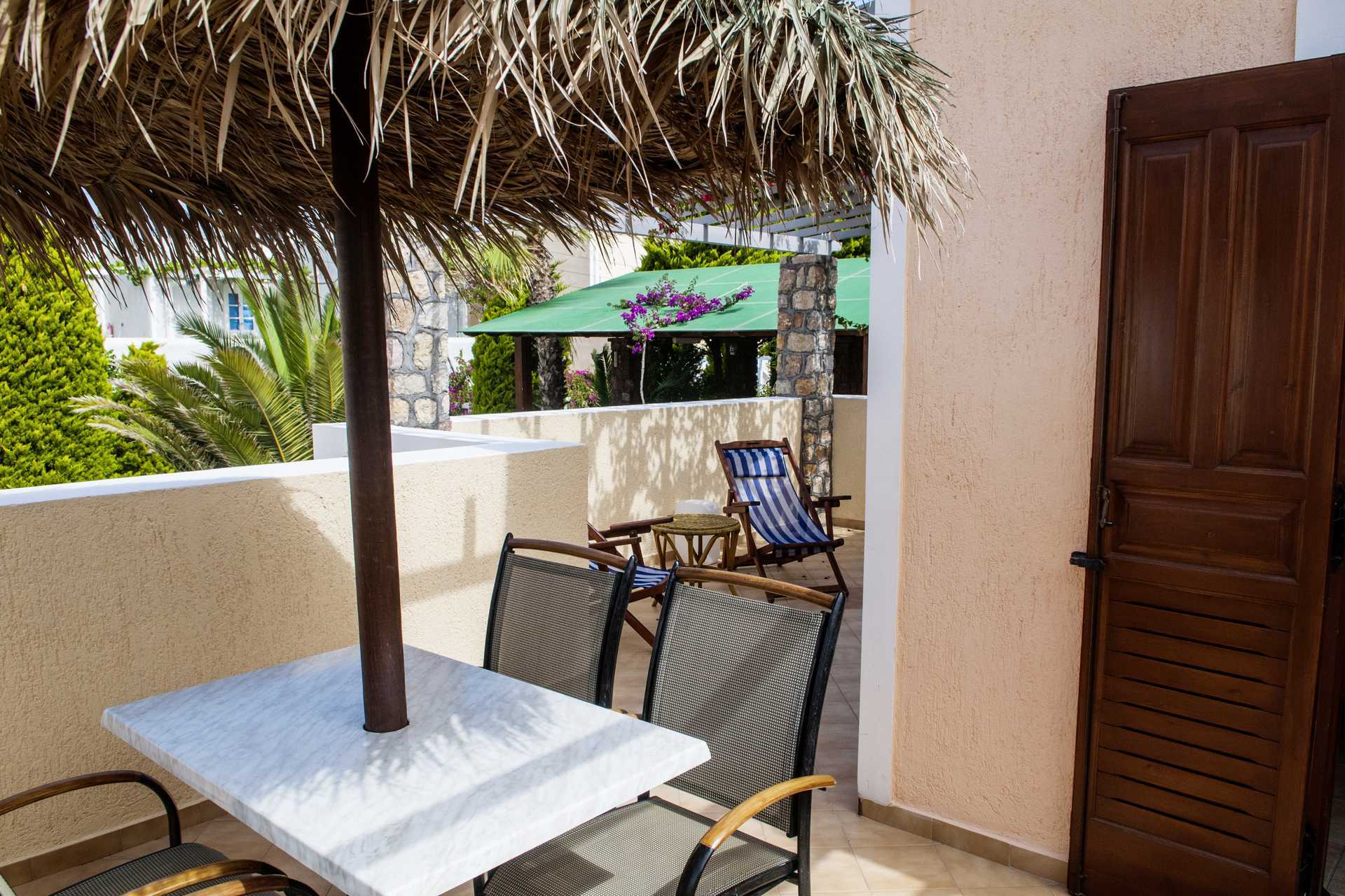 Renoverad tvårumslägenhet på hotell Polydefkis i Kamari, Santorini, Grekland.