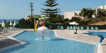 Pool med vattenrutschkanor på hotell Rethymno Mare Resort, Grekland.