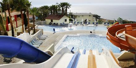 Pool med vattenrutschkanor på hotell Rethymno Mare Resort, Grekland.