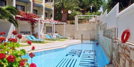 Familjerum med delad pool på hotell Rethymno Mare Resort, Grekland.