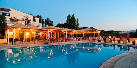 Poolområdet/kinesiska restaurangen på hotell Rethymno Mare Resort, Grekland.