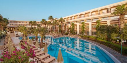 Poolområde på hotell Rethymno Palace i Rethymnon på Kreta, Grekland.
