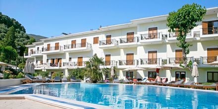 Poolområde på hotell Rezi på Parga, Grekland.