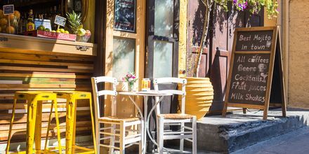 Gamla delen av Rhodos stad med mysiga caféer och restauranger.
