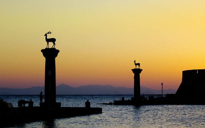 Rhodos stad på kvällen