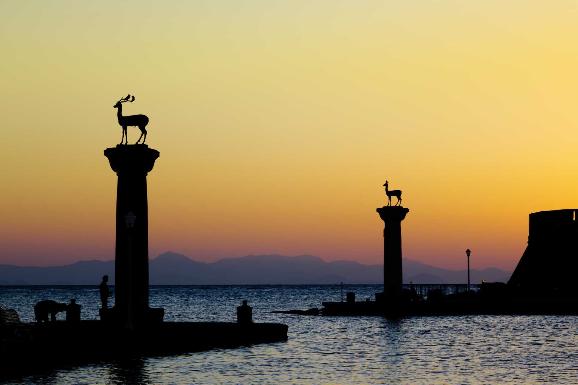 Rhodos stad på kvällen