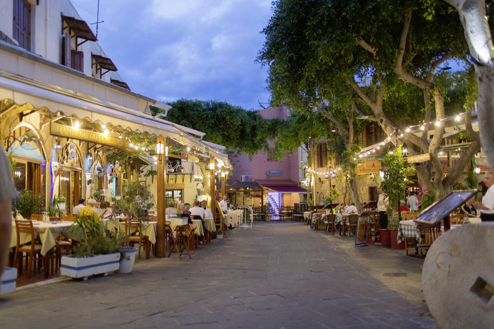 Rhodos stad på kvällen