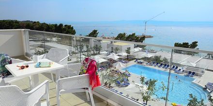 Utsikt från balkong på hotell Apollo Mondo Family Romana i Makarska, Kroatien.