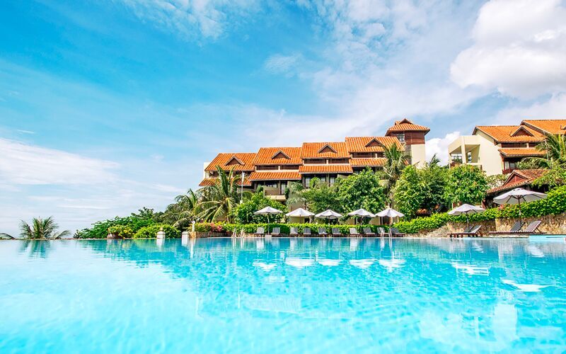 Poolområdet på hotell Romana Beach Resort i Phan Thiet, Vietnam.