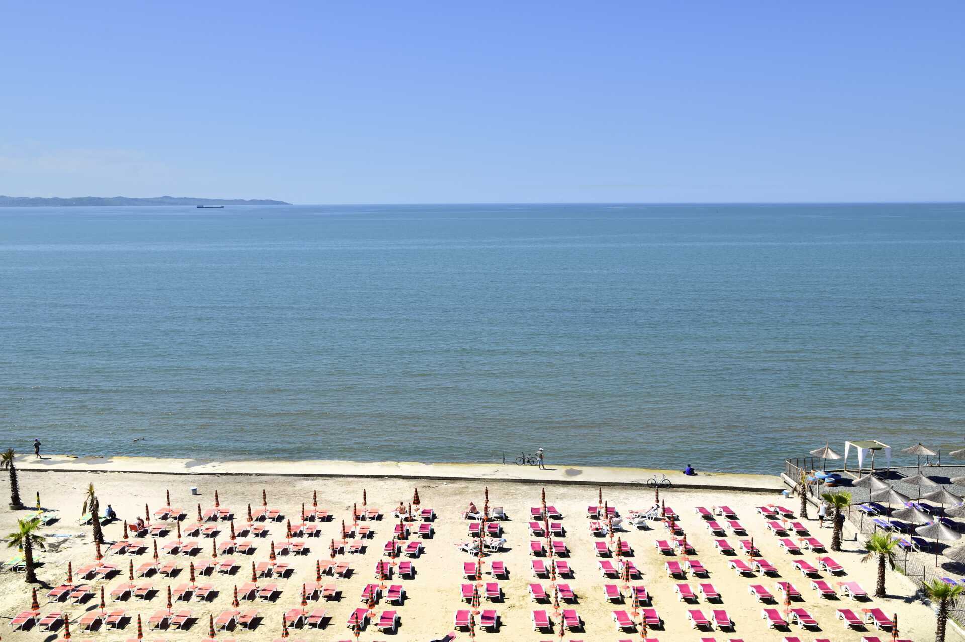 Stranden nedanför Royal G på Durres riviera, Albanien.
