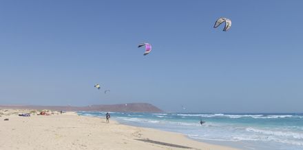 Kitesurfing på Santa Maria Beach, Kap Verde.