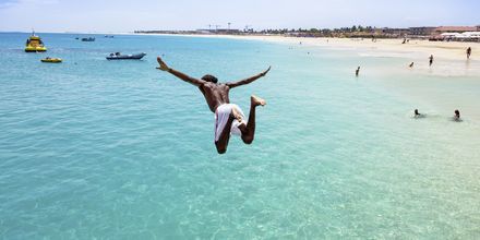 Dyk från piren i Santa Maria Beach på ön Sal, Kap Verde.