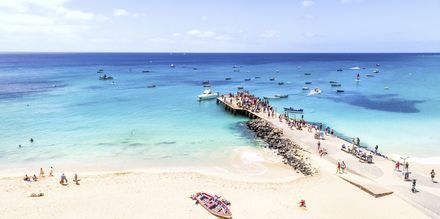 Den välkända piren vid Santa Maria Beach på ön Sal, Kap Verde.