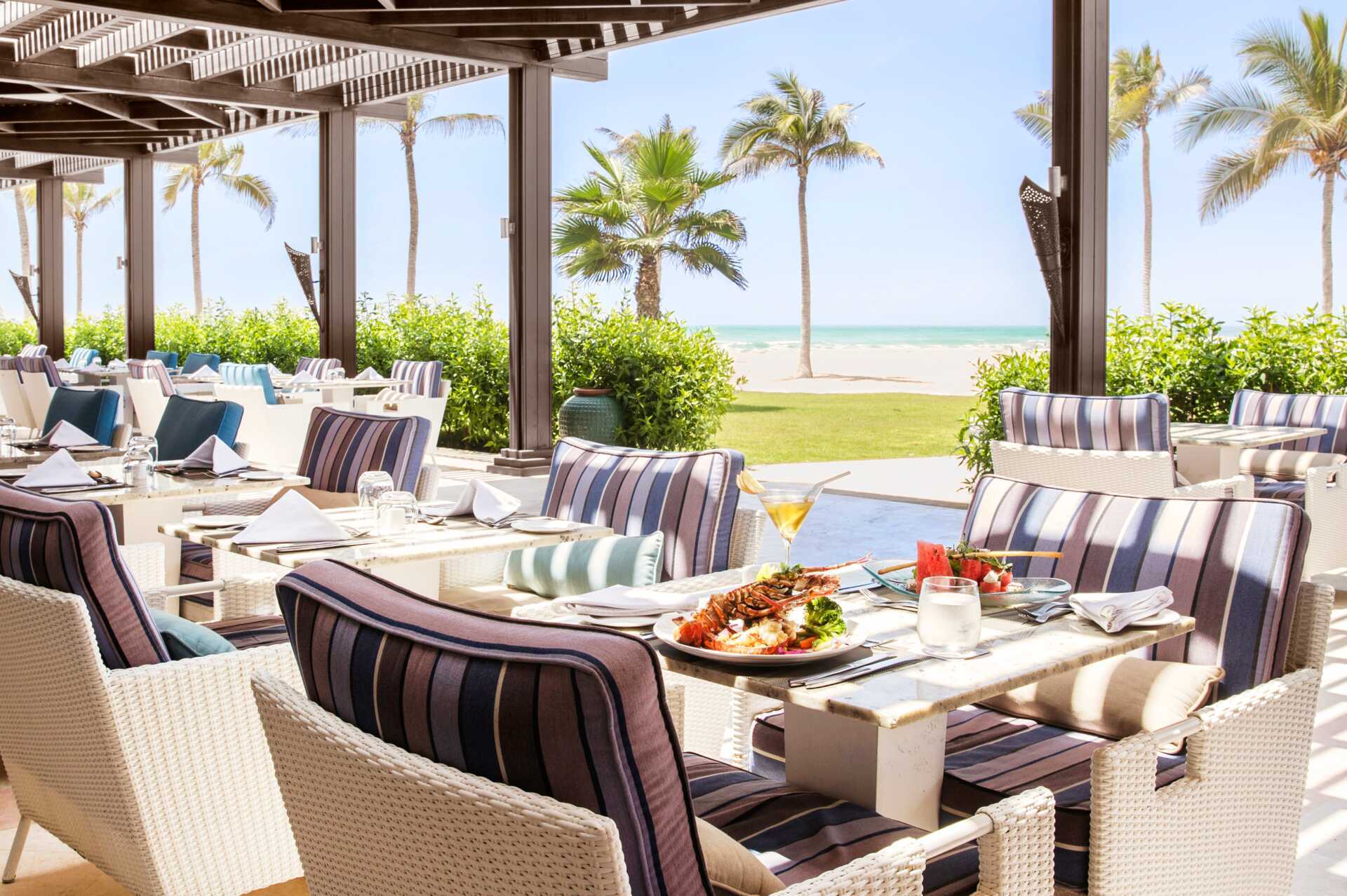 Strandrestaurang- och bar på Salalah Rotana Resort i Salalah, Oman.