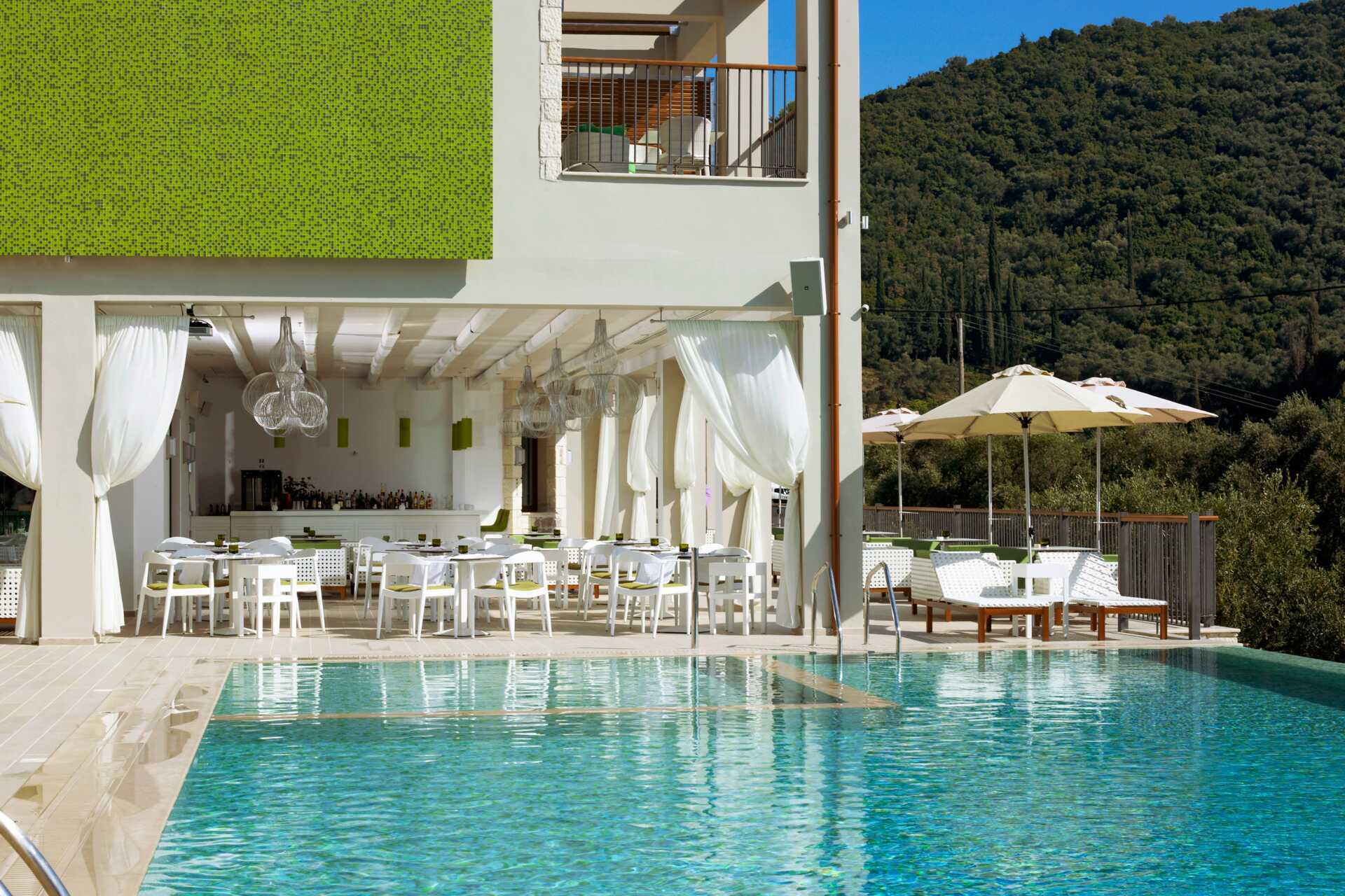 Poolområde på Salvator Hotel Villas & Spa i Parga, Grekland.