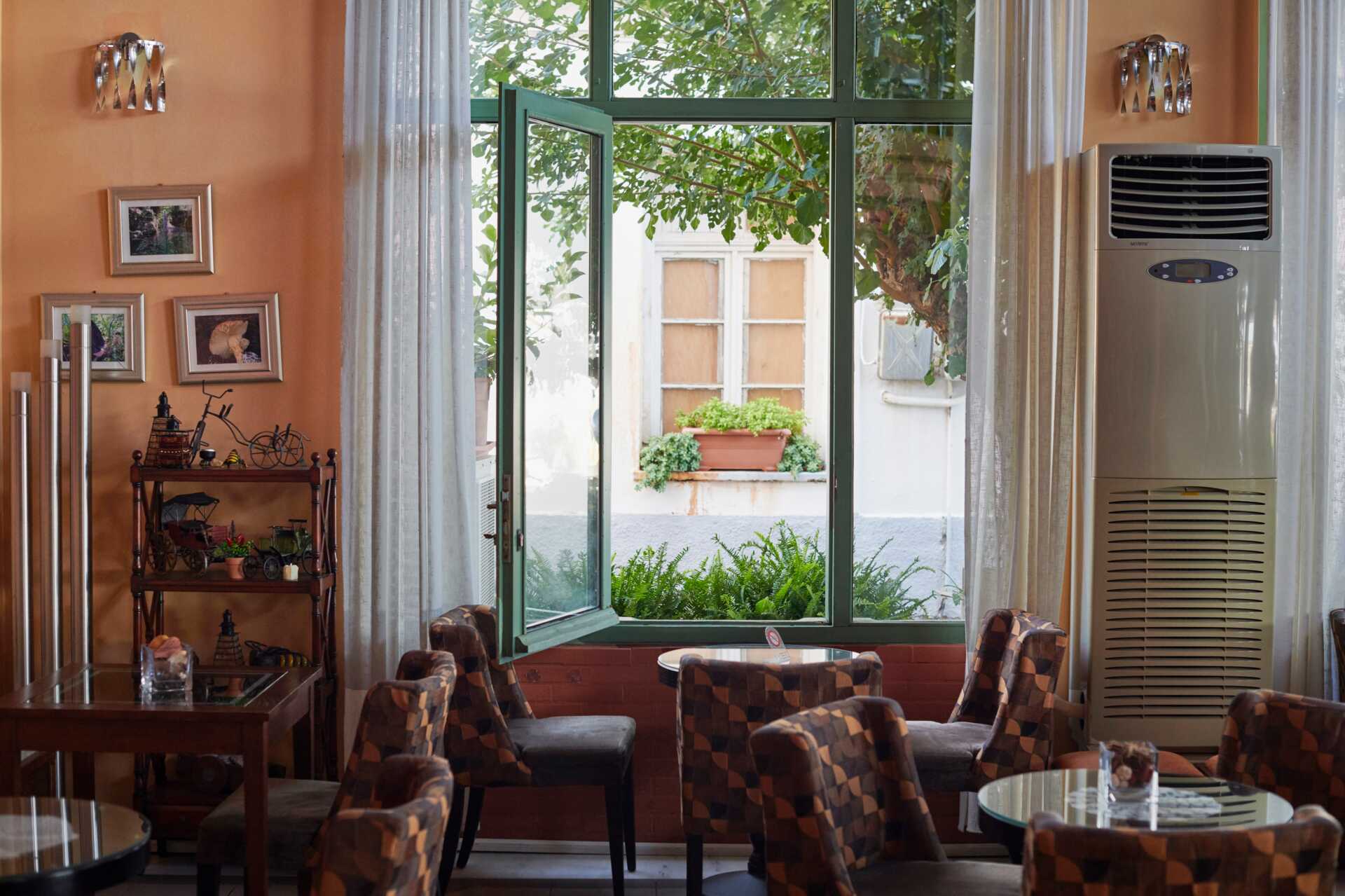 Lobby på hotell Samaina Port i Karlovassi på Samos, Grekland.