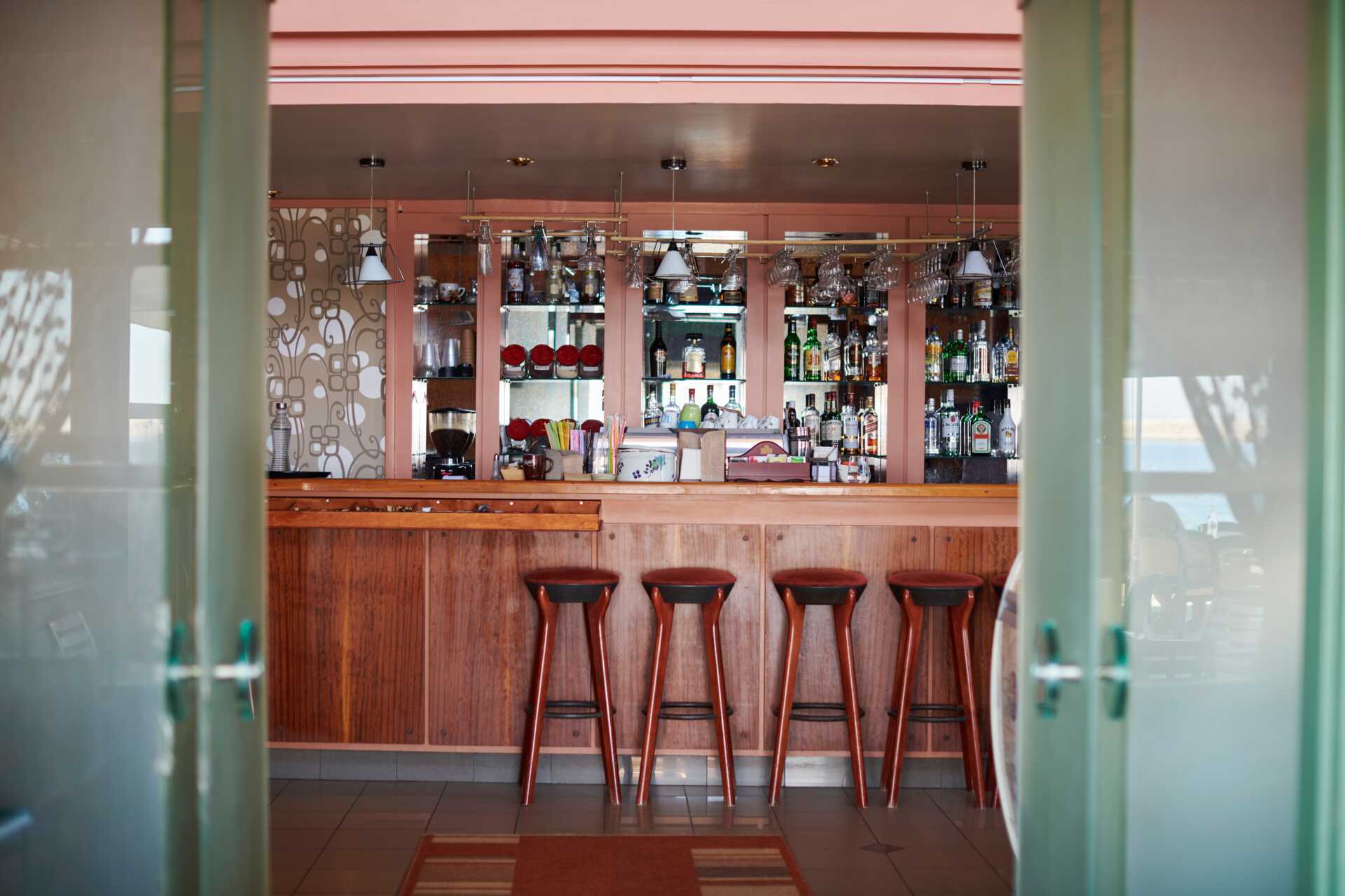 Bar på hotell Samaina Port i Karlovassi på Samos, Grekland.