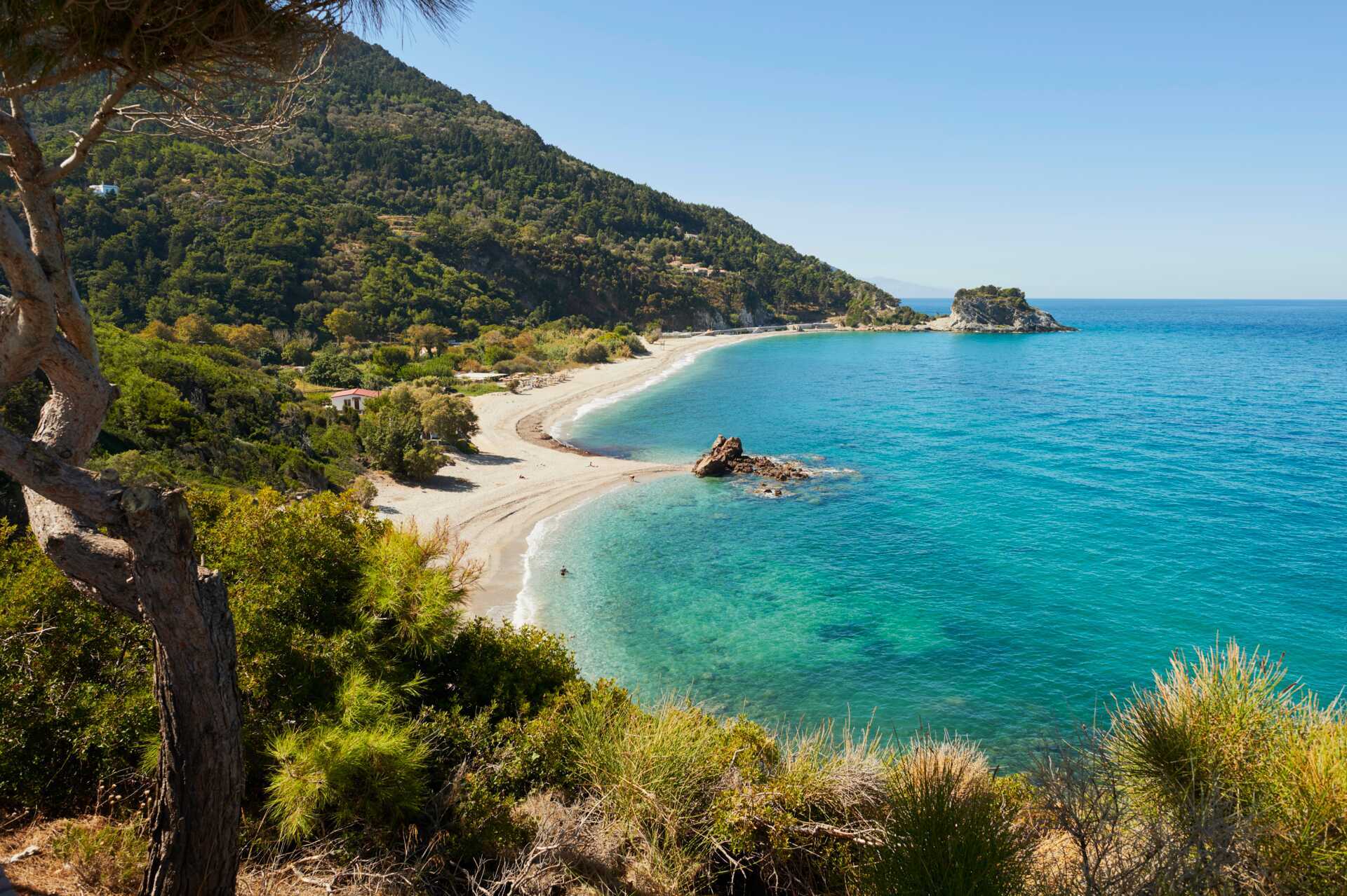 Underbart vatten i Karlovassi på Samos, Grekland.