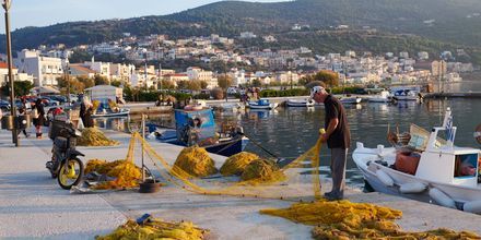 Den pittoreska hamnen i Samos stad, Grekland.