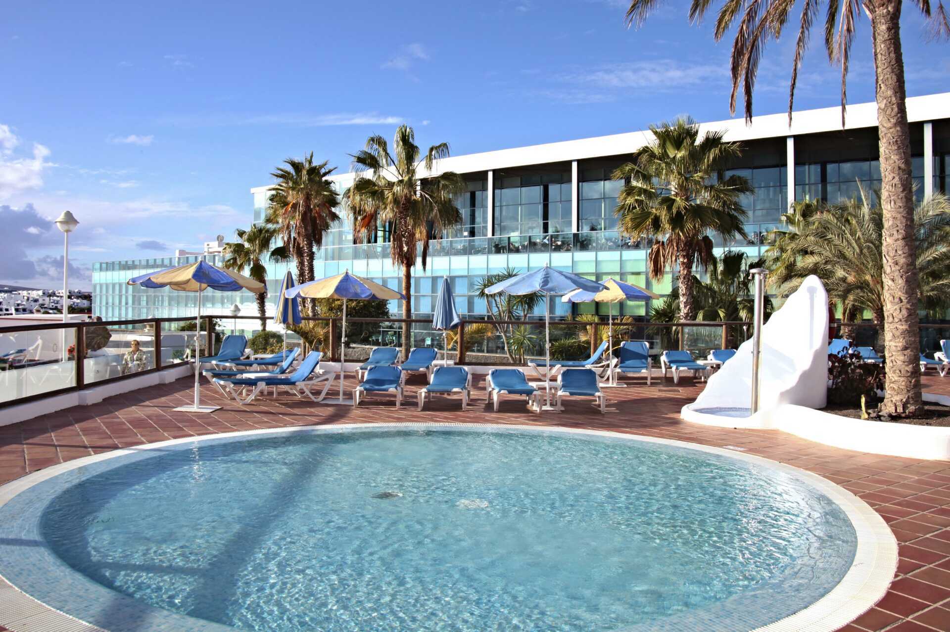 Pool på Sandos Papagayo Beach Resort i Playa Blanca, Lanzarote.