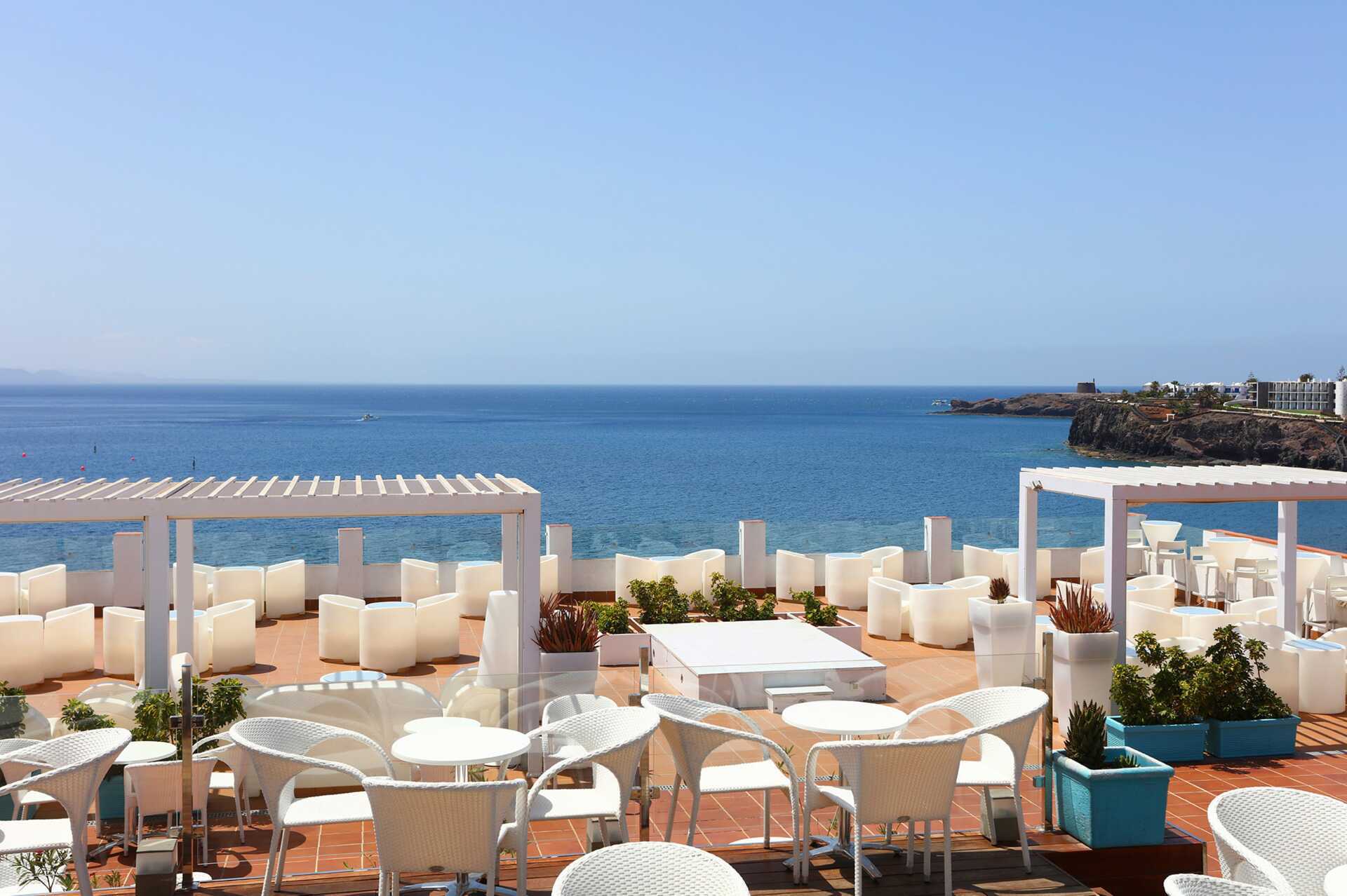 Chill out-loungen på Sandos Papagayo Beach Resort i Playa Blanca, Lanzarote.