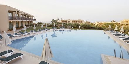 Relaxpoolen vid den nyare delen Pearl Wing på hotell Santa Marina Beach på Kreta, Grekland.