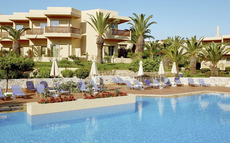 Poolområde på hotell Santa Marina Beach på Kreta, Grekland.
