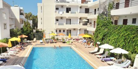 Poolområdet på hotell Santa Marina i Kos stad på Kos, Grekland.